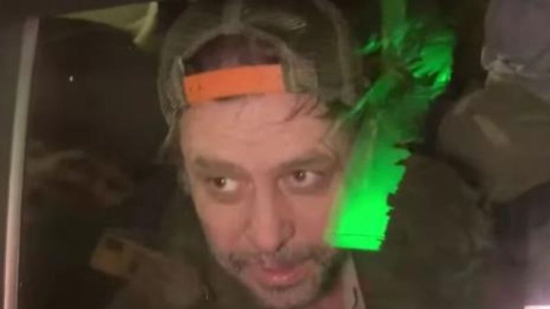 Alkolü fazla kaçıran Nejat İşler, yere düştü