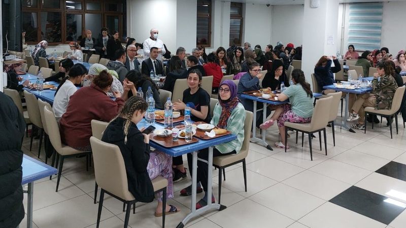 Gençlik ve Spor Bakanı Kasapoğlu öğrencilerle iftar yaptı