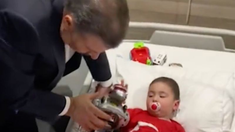 Fahrettin Koca tedavi gören çocukları ziyaret etti