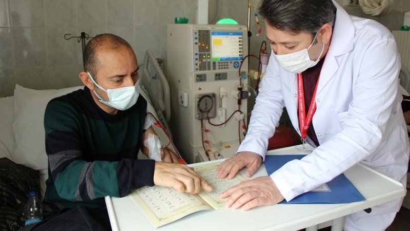 Amasya'da diyaliz ünitesinde bekleyenlere Kur'an öğretiliyor