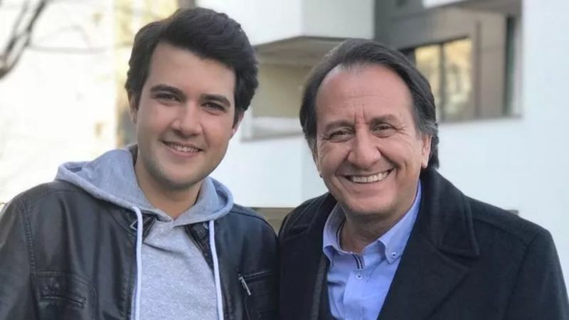 'Metin sevgilin giyinmeyi unutmuş..' Arka Sokaklar Metin'in sarışın sevgilisi kısacık eteğiyle büyüledi!