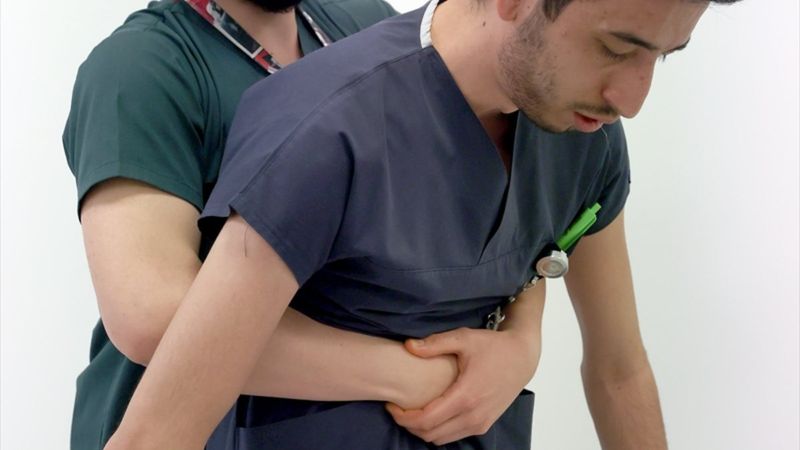 Toplu alanlara Heimlich manevrası afişi önerisi