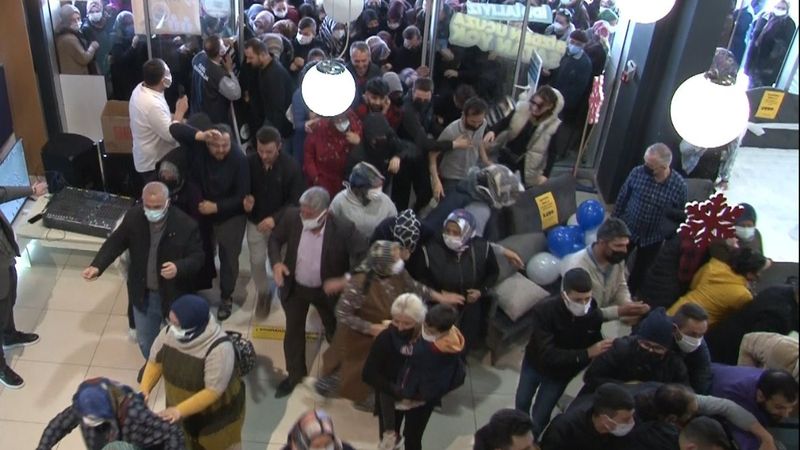 Ankara'da indirimli iPhone için birbirlerini ezdiler