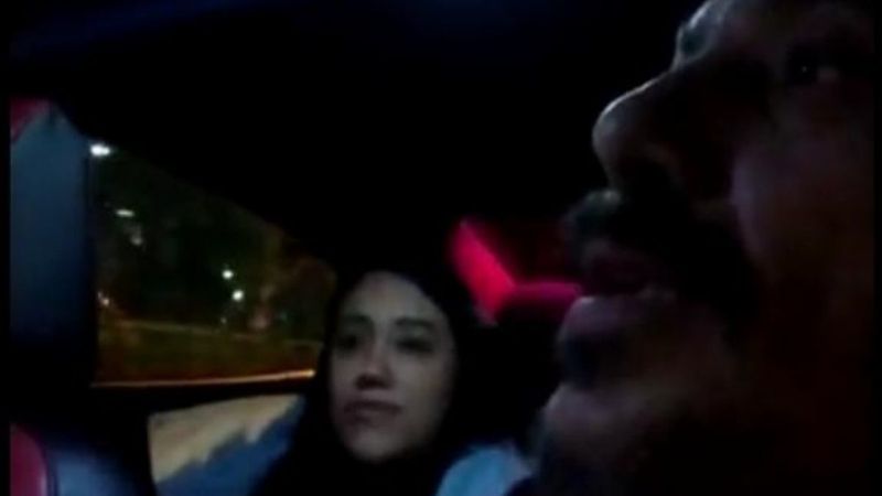 İstanbul'da taksiciyi tekmeleyen kadın yolcu kamerada