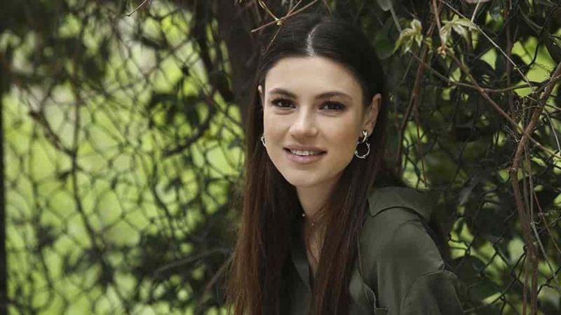 'Aman Rabbi bu ne güzellik' Arka Sokaklar'ın Zeliş'i gömleğini açtı, sere serpe uzandı! 'Hüsnü'nün kızına bak'