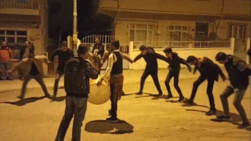 Kastamonu'da gençler Ramazan davulcusuna sürpriz yaptı