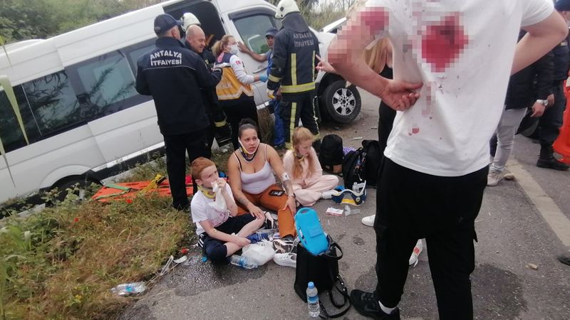 Antalya'da turistleri taşıyan minibüs şarampole yuvarlandı