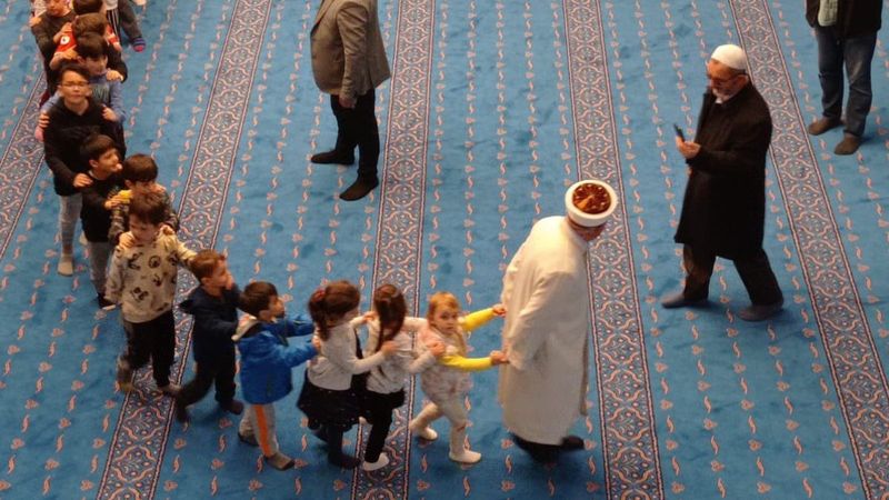 Camileri çocuk sesiyle güzelleştiren imam, teravih trenini büyütüyor