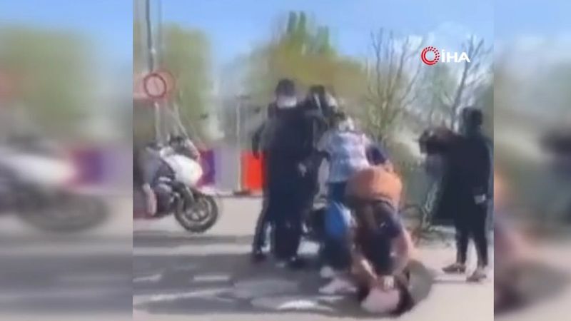 Fransa'da polis başörtülü kadınları darbetti