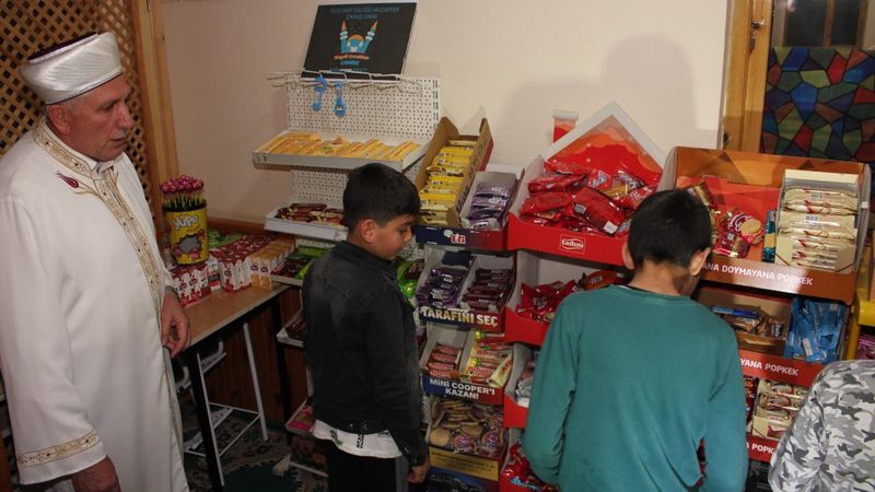 Erzurum'da çocuklara camiyi sevdirmek isteyen imamın girişimi