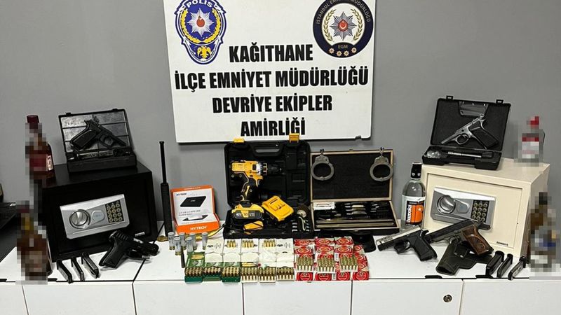 Kağıthane'de ekipler şiddet ihbarıyla gittikleri adreste çok sayıda silah buldu
