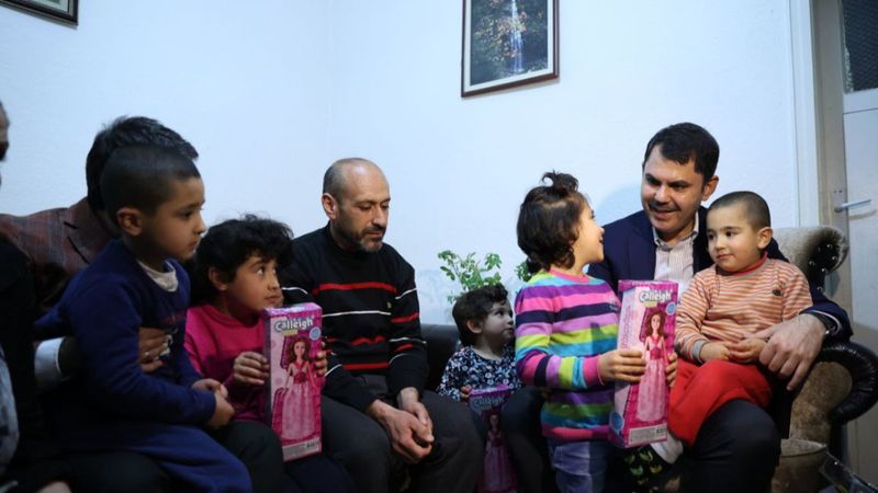 Skolyoz hastası Elif’in tedavi sürecine Murat Kurum’dan destek