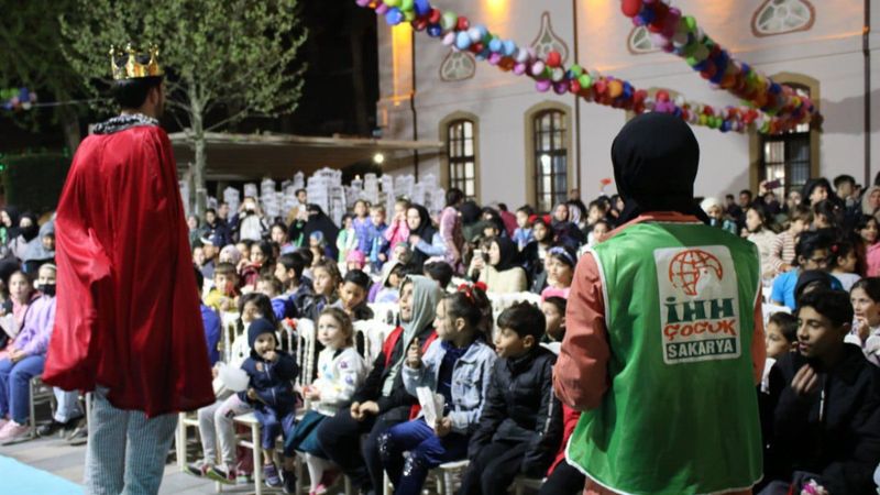 İHH, Sakarya’da yetim çocuklar için iftar programı düzenledi