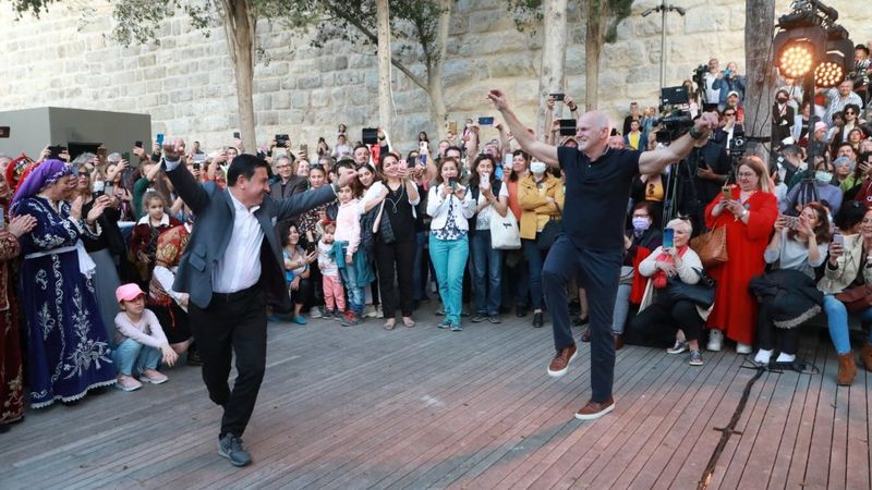 Yunanistan eski Başbakanı Yorgo Papandreou, Bodrum'da zeybek oynadı