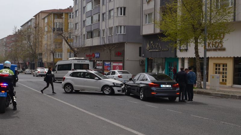 Tekirdağ'da kontrolsüz dönüş yapan sürücü zincirleme kazaya neden oldu