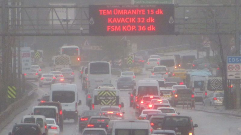 İstanbul'da okullar açıldı, trafik yoğunluğu arttı