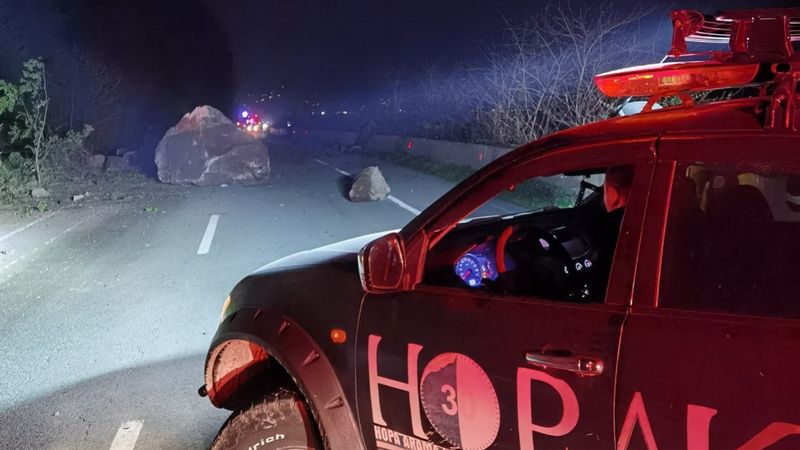 Karadeniz Sahil Yolu'nda heyelan: 1 araç zarar gördü