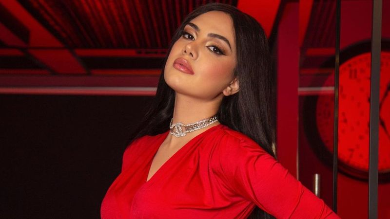 'Sen Rihanna mısın' Ece Ronay'dan kırmızı elbiseli cesur hamilelik pozları...