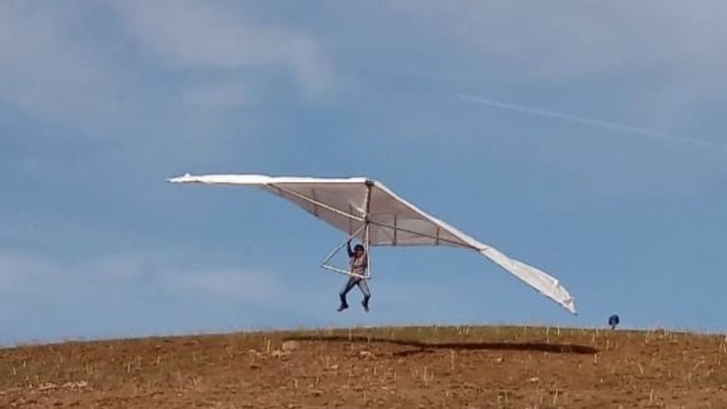 Van'da kendi yaptığı yelken kanadıyla uçtu
