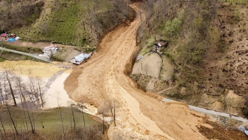 Trabzon’da heyelan evleri yuttu