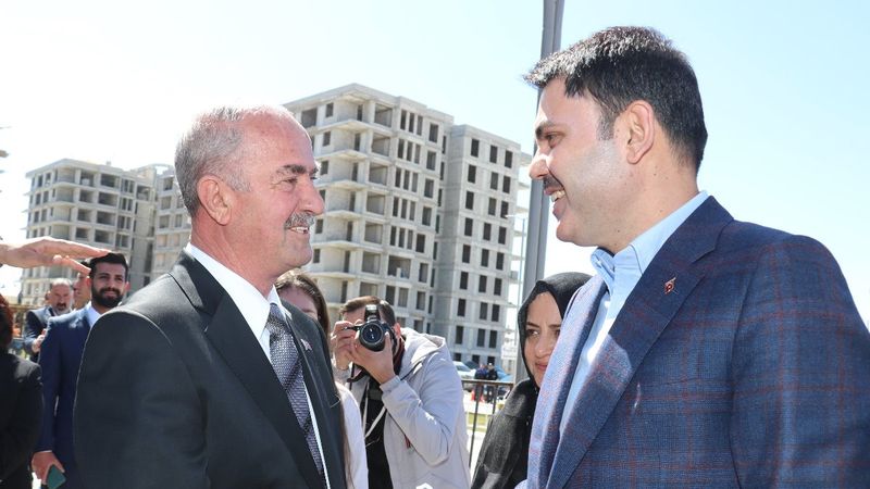 Murat Kurum, Van'da millet bahçesi sözü verdi