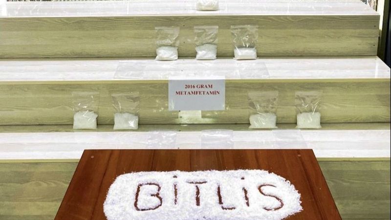 Bitlis'te polis, kontrol sırasında uyuşturucu yakaladı