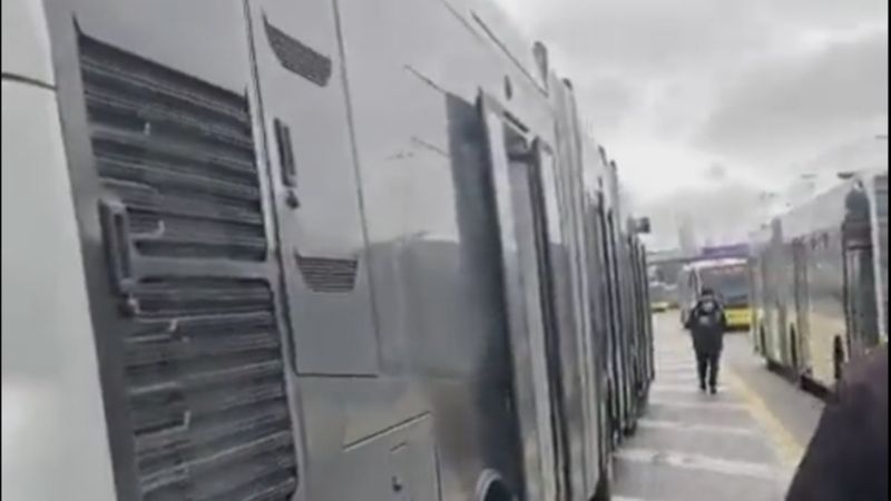 İBB'nin 1 hafta önce filoya kattığı metrobüs arızalandı