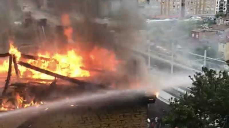 Eyüpsultan’da binanın çatısı alev alev yandı