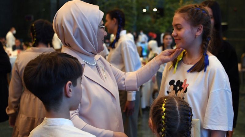Emine Erdoğan Ukraynalı çocuklarla iftarda buluştu