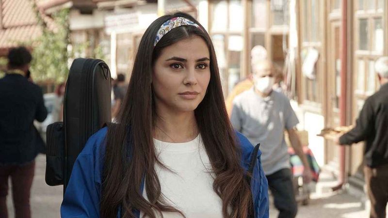 'Bu kızı acilen giydirin' Gönül Dağı'nın Asuman'ı mini elbisesiyle çalıların arasında poz verince..