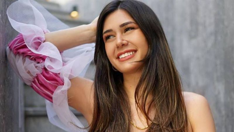 'Açıldıkça açılıyorsun, valla pes' Sibil Çetinkaya mini eteğiyle semt oturuşu yaptı, sosyal medya yıkıldı!