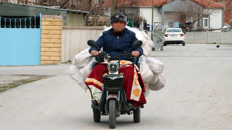 Yozgat'ta engelli aracıyla her gün 800 ekmek dağıtıyor