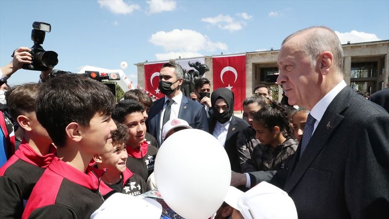 Cumhurbaşkanı Erdoğan, Meclis’te karşılaştığı çocuklarla sohbet etti