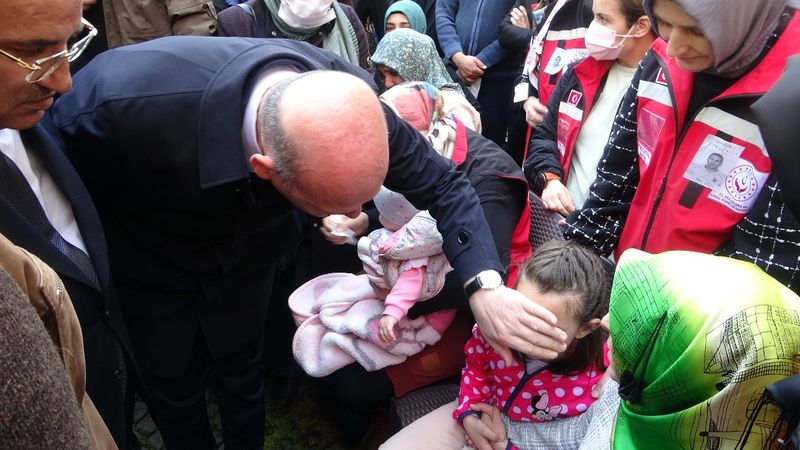 Süleyman Soylu ağlayan şehit kızını teselli etti
