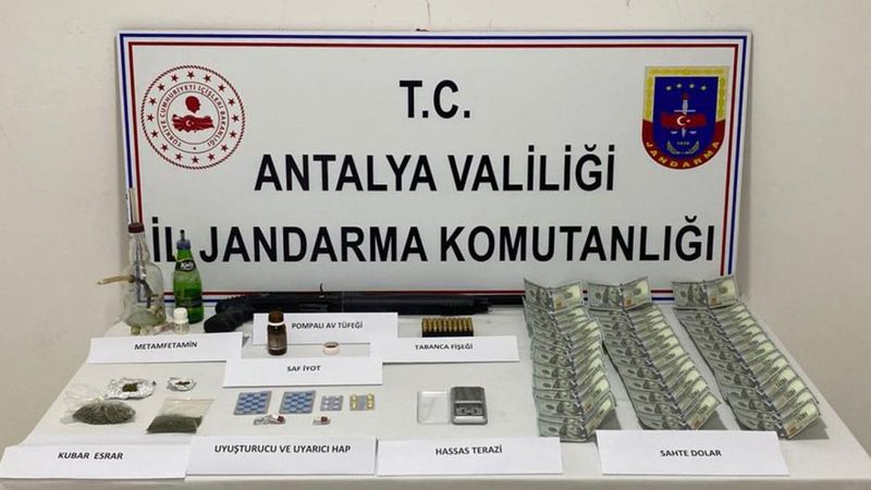 Antalya’da uyuşturucu operasyonunda sahte dolarlar ele geçirildi