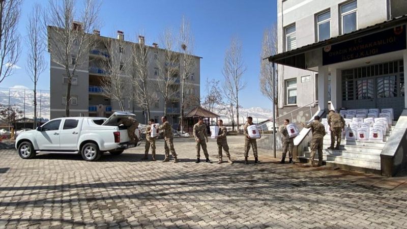 Mehmetçik, Tunceli'deki ihtiyaç sahibi ailelere gıda yardımı yaptı