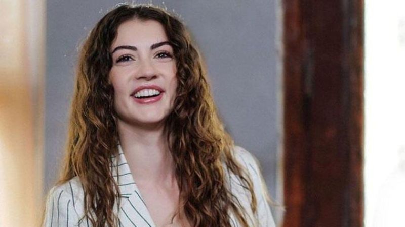 Burcu Özberk deri elbisesiyle bacak bacak üzerine atıp, uzanınca... Ateş kırmızısı dudakları olay oldu!