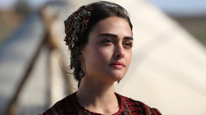 Diriliş'in Halime Hatun'u dekolteyi fazla kaçırdı! Dantelli atletiyle açıldıkça açıldı.. 'Tutana aşk olsun'