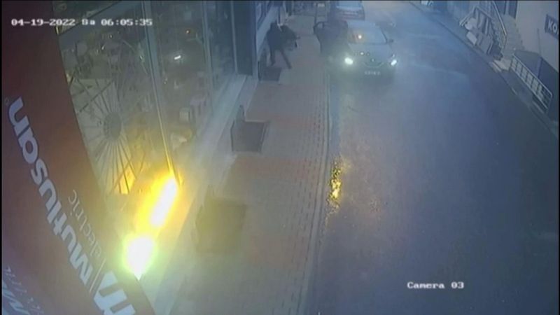 Arnavutköy'de hırsızları engellemek için evindeki eşyaları fırlattı