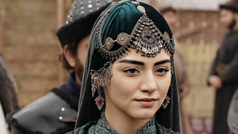 Kuruluş'un Bala Hatun'u omzundan kayan hırkasıyla Osman Bey'i çatlattı! 'Seni böyle oba görmesin'
