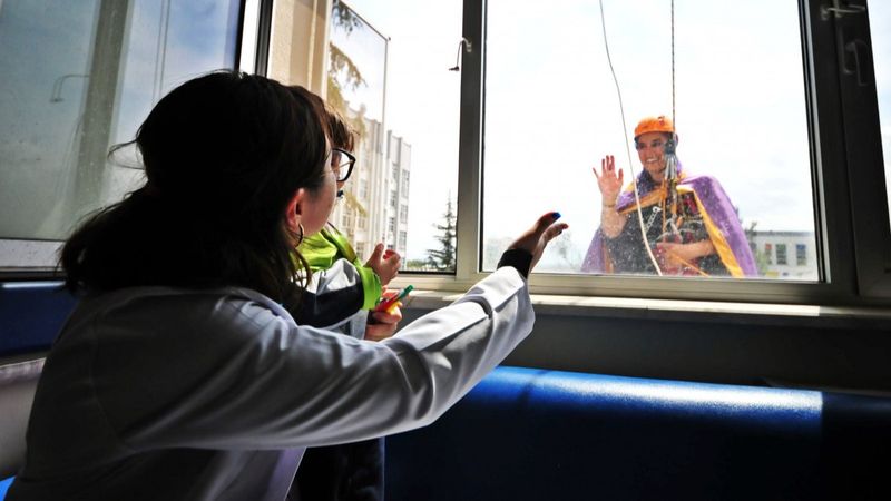 Bursa'da duvara tırmanıp, kanserli çocuklara 23 Nisan hediyesi verildi