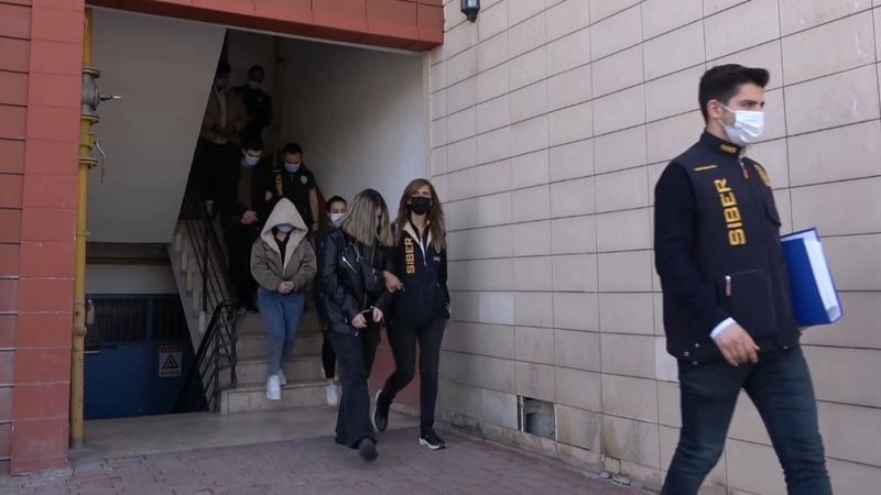 Ünlü olmak isteyenleri dolandıran çete mensupları Isparta'da yakalandı