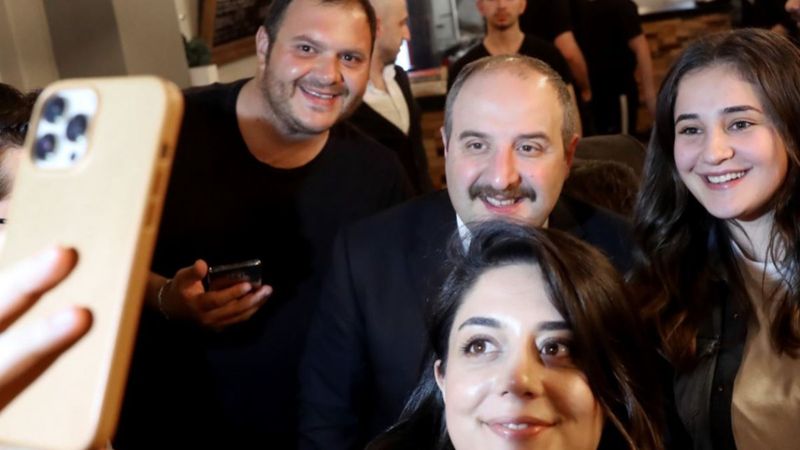 Mustafa Varank, gençlerle iftarda bir araya geldi