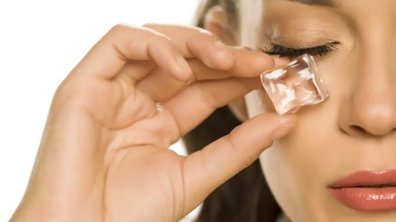 Güneş yanıklarını anında geçiriyor! Buz kalıplarını yüze sürerseniz...