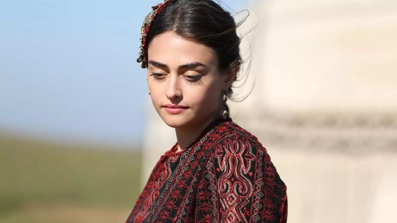 Diriliş Halime'sinden kısacık elbisesi ve puantiyeli çorabıyla 'Yuh' dedirtti! Açmadığın yerin kalmadı...