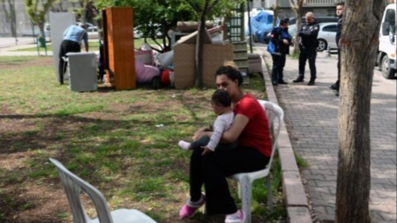Adana’da, evden çıkarılan çift bebekleri ile parkta kaldı