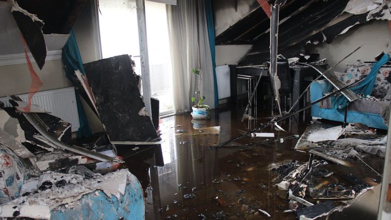 Kocaeli'de 3 yaşındaki çocuk çakmakla oynarken evi yaktı