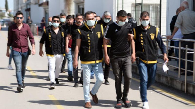 Adana'da Belediye Başkanı'na yumurtayla saldıran şahıslar adliyede