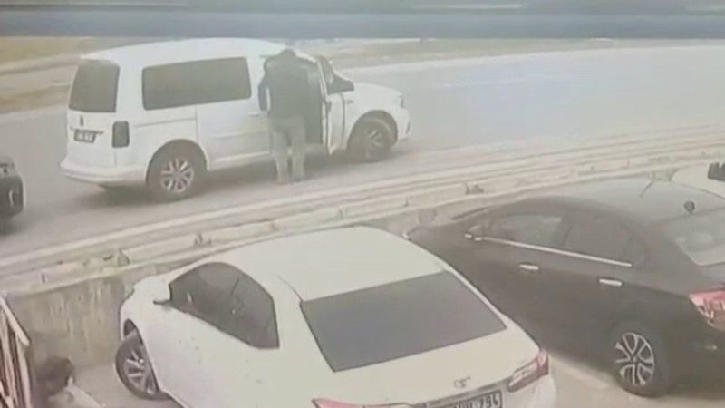 Adana'da araçtan 820 bin lira çalanlar yakalandı