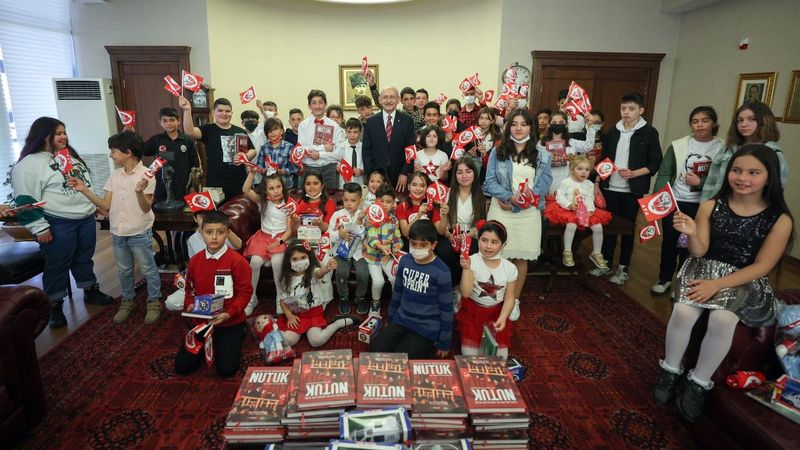 Kemal Kılıçdaroğlu ziyaretine gelen çocuklara Nutuk dağıttı